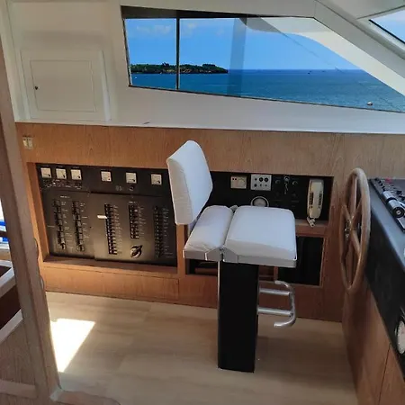 ספינת מלון Boat & Breakfast Lucretia, Luxury Yacht *