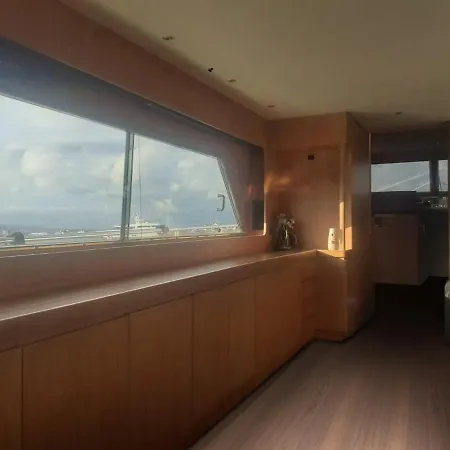 ספינת מלון Boat & Breakfast Lucretia, Luxury Yacht ארבאטקס