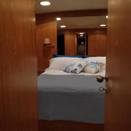 ספינת מלון Boat & Breakfast Lucretia, Luxury Yacht ארבאטקס
