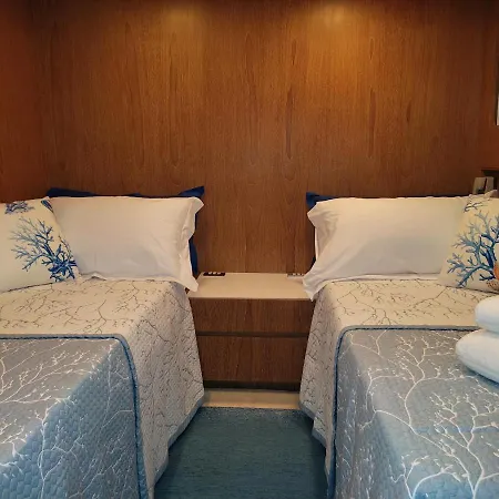 ספינת מלון Boat & Breakfast Lucretia, Luxury Yacht