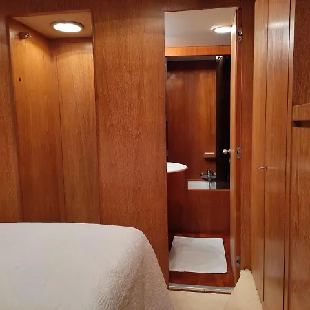 ספינת מלון Boat & Breakfast Lucretia, Luxury Yacht ארבאטקס