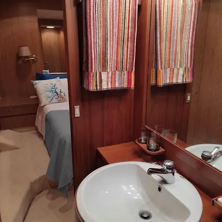 Boat & Breakfast Lucretia, Luxury Yacht *