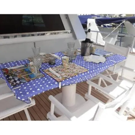 Boat & Breakfast Lucretia, Luxury Yacht Botel *