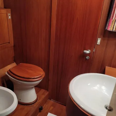 Boat & Breakfast Lucretia, Luxury Yacht *