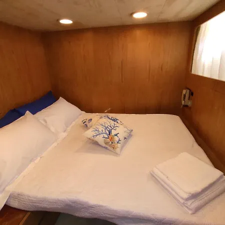 Botel Boat & Breakfast Lucretia, Luxury Yacht *