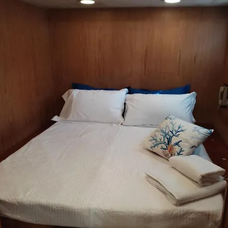 Boat & Breakfast Lucretia, Luxury Yacht *